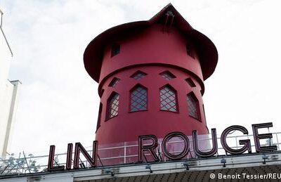프랑스:-flugel-des-moulin-rouge-in-paris-abgefallen