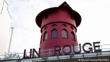 frankreich:-flugel-des-moulin-rouge-in-paris-abgefallen