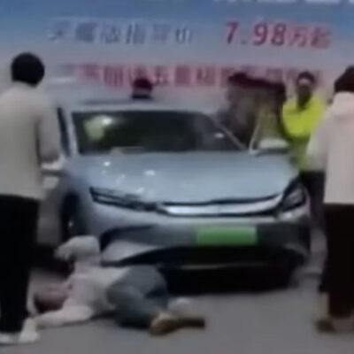 Απίστευτο-σκηνικό-σε-Έκθεση-Αυτοκινήτου-στην-Κίνα-–-Ηλεκτρικό-ΙΧ.-πήρε-μπροστά-και-πάτησε-κόσμο-(Βίντεο)