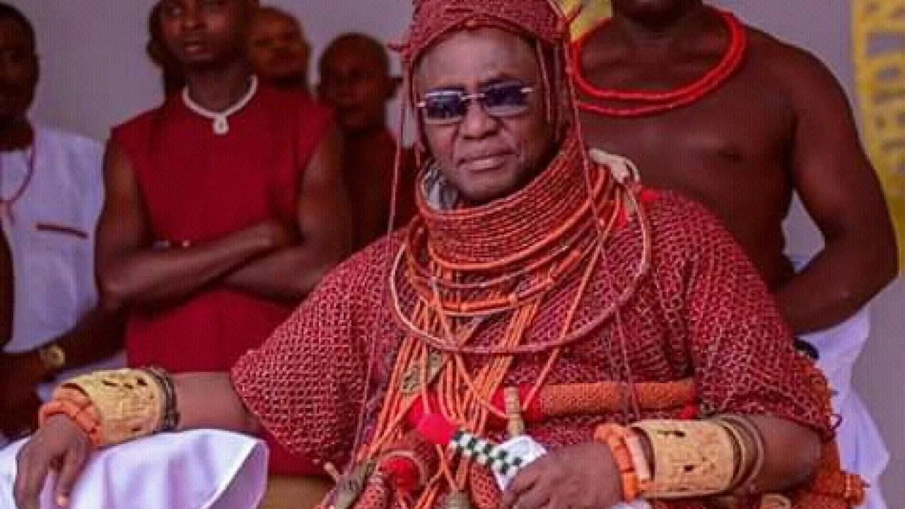 oba-of-benin-bars-suspended-six-palace-officials