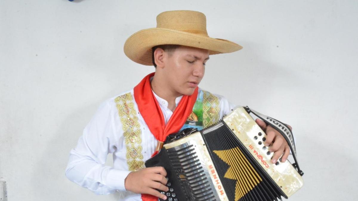valledupar-:-roban-acordeon-a-concursante-del-57-festival-vallenato