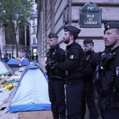 la-policia-desaloja-un-campamento-migrante-cerca-del-ayuntamiento-de-paris-antes-de-los-juegos-olimpicos