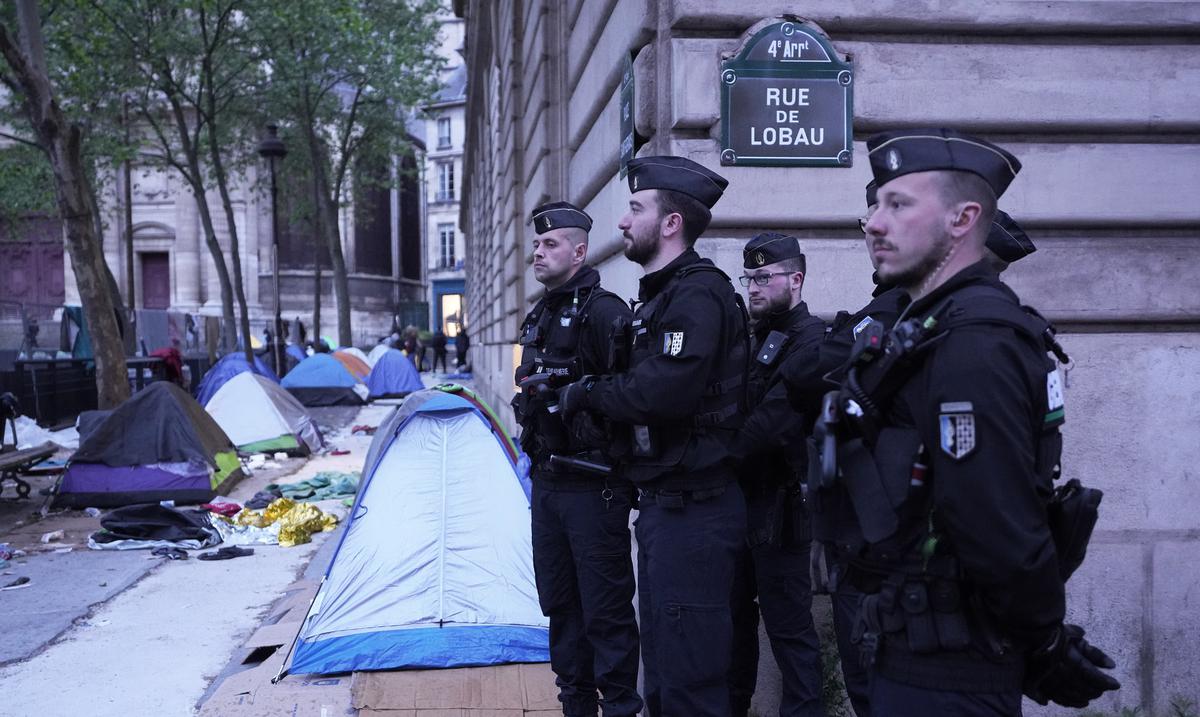 la-policia-desaloja-un-campamento-migrante-cerca-del-ayuntamiento-de-paris-antes-de-los-juegos-olimpicos