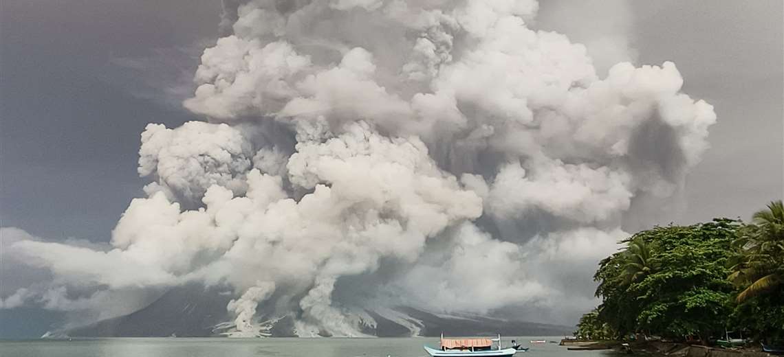 nueva-erupcion-de-volcan-en-indonesia-obliga-a-cerrar-aeropuerto