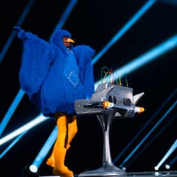 joost-klein-hijst-vriend-in-blauw-vogelpak-tijdens-eerste-repetitie-songfestival
