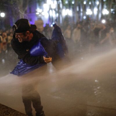 confrontos-em-frente-ao-parlamento-na-georgia-devido-a-“lei-russa”