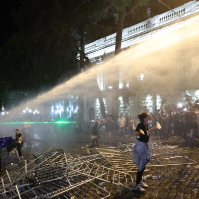 video.-proteste-violente-in-capitala-georgiei:-fortele-de-ordine-folosesc-tunuri-cu-apa,-gaze-lacrimogene-si-gloante-de-cauciuc