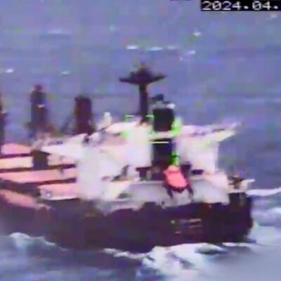 فيديو:-طائرة-شهاب-اليمنية-تنقضُّ-على-سفينة-في-البحر-الأحمر