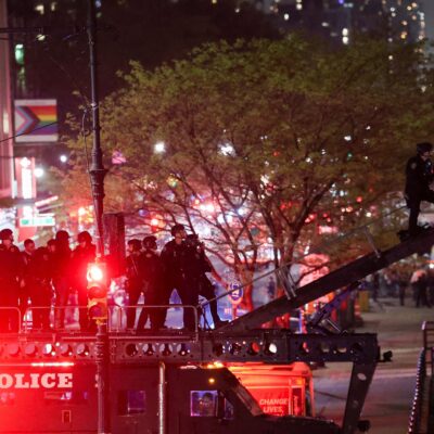 new-york-:-la-police-intervient-pour-deloger-les-manifestants-sur-le-campus-de-l’universite-columbia