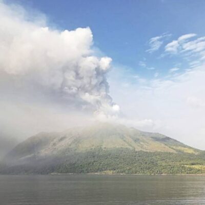 indonesia:-thousands-evacuated-following ruang-volcano-eruption