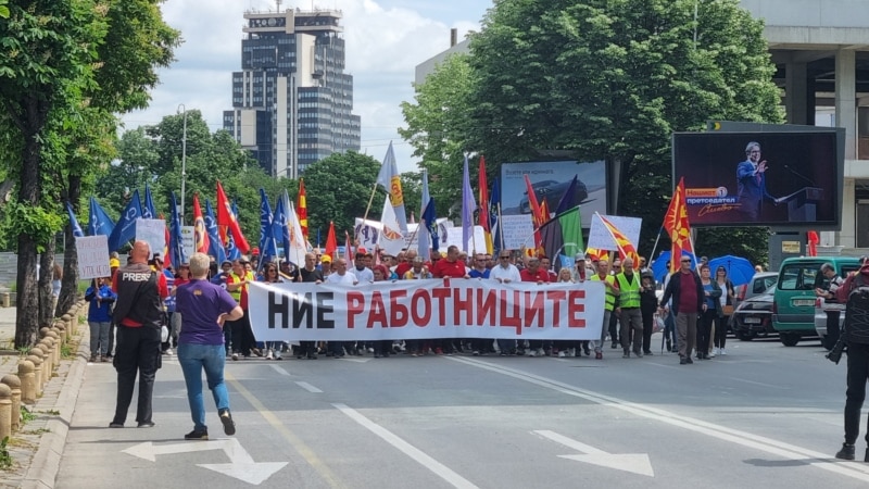 Работниците-протестираа-за-повисоки-плати-и-почитување-на-нивните-права-|-РС.Европа