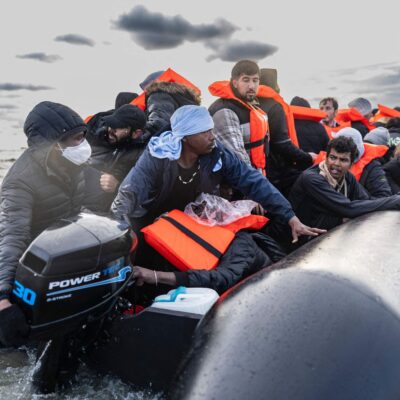 soixante-six-migrants-qui-tentaient-de-traverser-la-manche-secourus