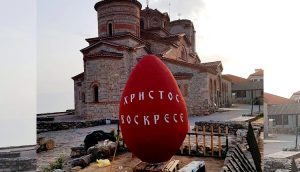 Домаќинките-ги-бојадисуваат-првите-велигденски-јајца-–-обичаи-за-Велики-четврток-|-Скопје1