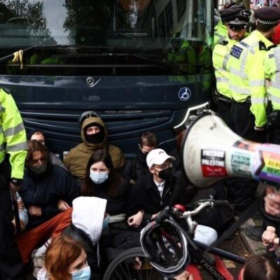 protesters-try-to-stop-uk-migrant-removals-from-temporary-accommodation