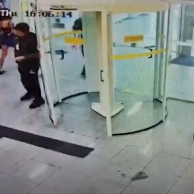 vídeo:-seguranca-de-banco-tem-arma-roubada-e-e-baleado-por-adolescente