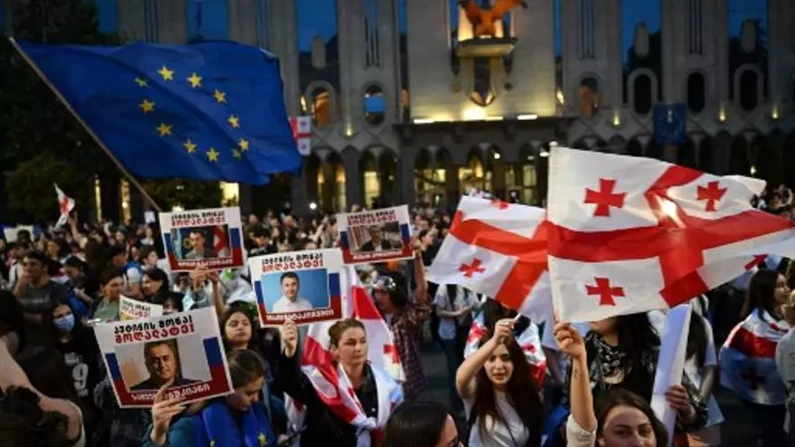 decenas-de-miles-de-personas-protestan-de-nuevo-en-georgia-contra-ley-sobre-‘influencia-extranjera’