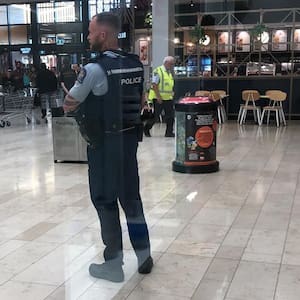 armed-police-swarm-mount-maunganui’s-bayfair-mall,-person-removed-on-stretcher