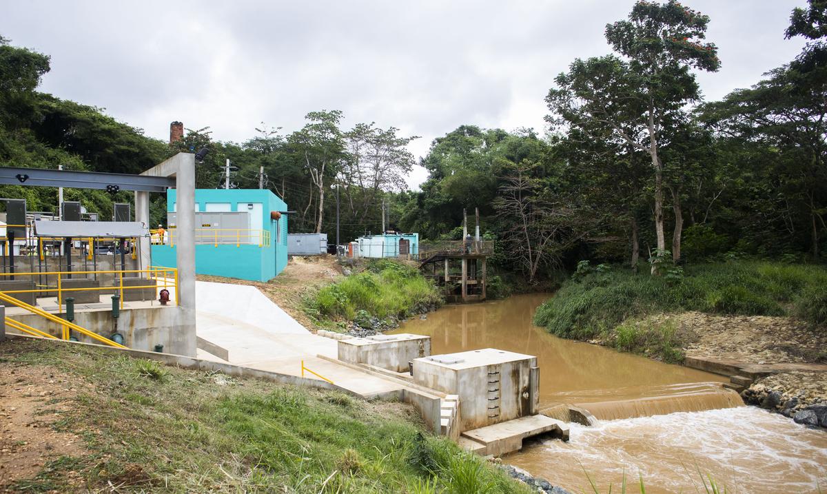 la-aaa-moviliza-brigadas-para-limpiar-represas-obstruidas-por-evento-de-fuertes-lluvias-que-afecta-a-la-isla