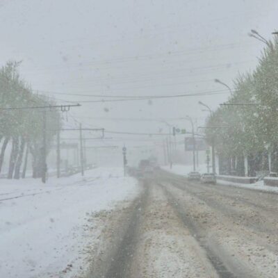 tarsi-ne-geguze:-rusijos-miesta-jekaterinburga-uzverte-milziniskas-sniego-kiekis