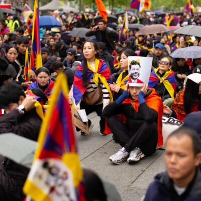 dictatorul-chinez,-xi-jinping,-a-fost-primit-la-paris-de-un-protest-al-tibetanilor:-„ti-a-trecut-timpul,-nu-totalitarismului-chinezesc”