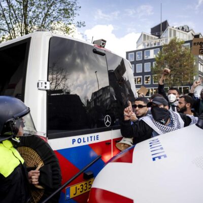 voldelige-sammenstot-mellom-politi-og-studentdemonstranter-i-amsterdam