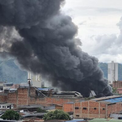 alarmantes-imagenes-de-incendio-en-bodega-de-reciclaje-en-bucaramanga