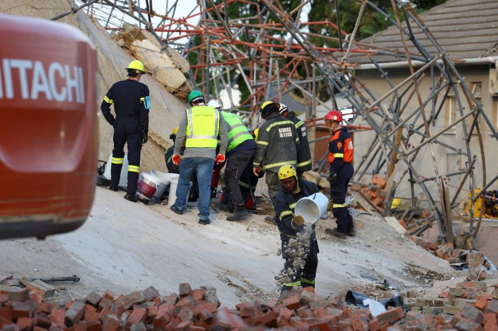 building-collapse-in-south-africa-leaves-4-dead,-dozens-trapped