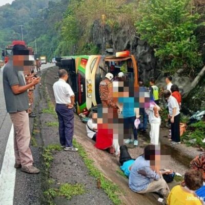 21-injured-after-bus-overturns-near-menora-tunnel