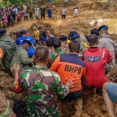 Ινδονησία:-Τουλάχιστον-34-νεκροί-και-16-αγνοούμενοι-από-πλημμύρες-και-κατολισθήσεις