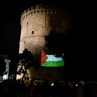 Θεσσαλονίκη:-Με-τη-σημαία-της-Παλαιστίνης-φωτίστηκε-ο-Λευκός-Πύργος-–-Ολονύχτια-δράση-αλληλεγγύης