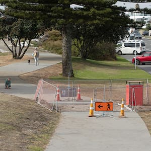 mount-maunganui-coastal-pathway:-cracks-appear-in-path-opened-last-december