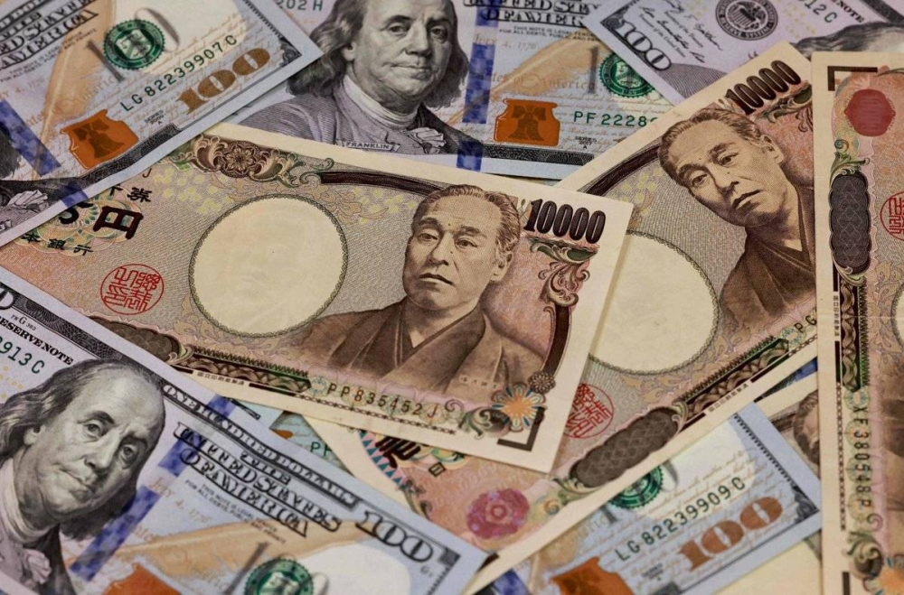 dollar-steadies,-yen-nears-two-week-low