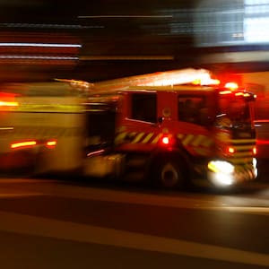 large-fire-at-south-auckland-factory,-cars-in-flames