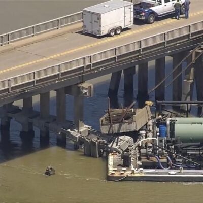 barcaza-choca-contra-puente-en-texas-y-causa-derrame-de-petroleo