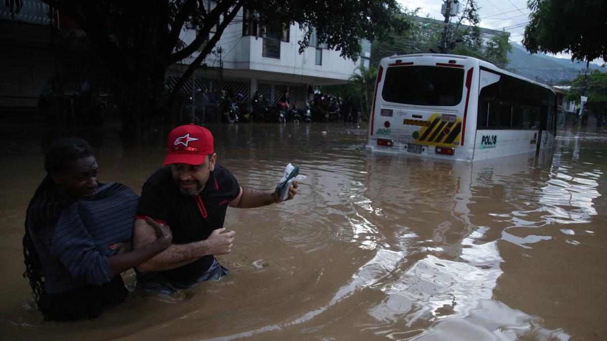 cali-bajo-el-agua:-fuertes-lluvias-inundaron-parte-de-la-ciudad