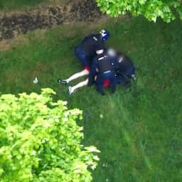 видео-|-Британский наркопреступник, бегущий от полиции в розовом халате