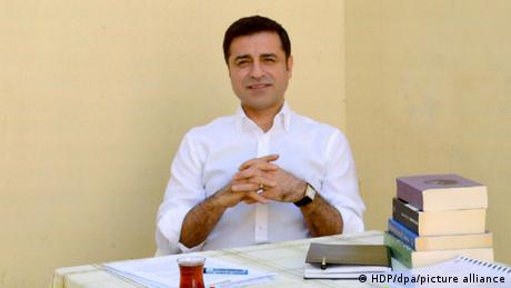 politiker-demirtas-in-turkei-zu-42-jahren-haft-verurteilt