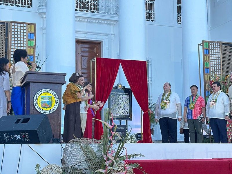 watch:-nhcp-unveils-historical-marker-for-negros-oriental’s-capitol-building