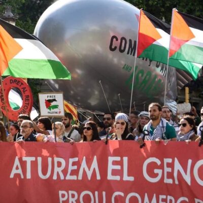 manifestantes-pro-palestina-llenan-el-paseo-de-gracia-de-barcelona-en-una-de-las-marchas-europeas