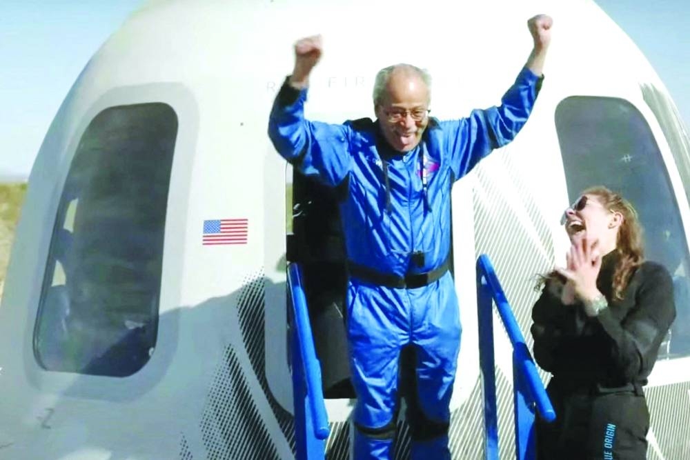 blue-origin-flies-thrill-seekers-to-space,-including-oldest-astronaut