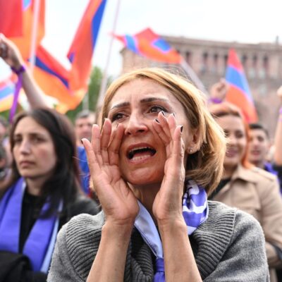 proteste-de-amploare-in-armenia.-oamenii-sunt-furiosi-dupa-decizia-de-a-ceda-azerbaidjanului-mai-multe-sate-si-cer-demisia-premierului