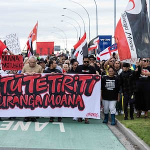 te-pati-maori-protest:-tauranga-iwi-mobilises-supporters-to-march-on-state-highway