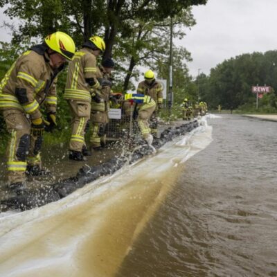 noodweer-duitsland-houdt-aan:-meerdere-dorpen-ontruimd,-minstens-een-brandweerman-overleden