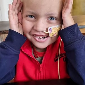 мальчик из Крайстчерча,-7,-борется с раком с 4 лет, нуждается в операции в Мельбурне, прежде чем обратиться в паллиативную помощь