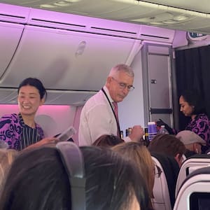 air-new-zealand-ceo-greg-foran-serves-drinks-on-plane-to-japan-as-apology-after-flight-diverted-to-pick-up-trade-delegation