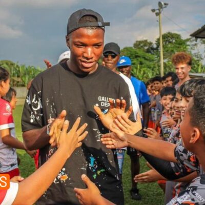 moises-caicedo-jugo-en-la-escuela-de-futbol-donde-se-formo