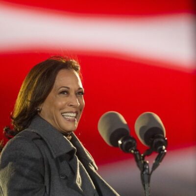 kamala-harris:-daug-kur-buvusi-pirma-ir-galinti-tapti-pirma-jav-lydere-moterimi