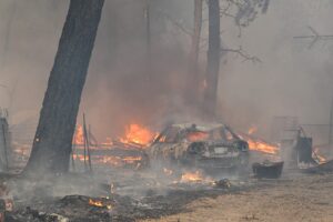 mii-de-oameni-au-fost-evacuati-in-california-din-calea-unui-incendiu-violent-de-vegetatie-1.600-de-pompieri-s-au-luptat-cu-flacarile