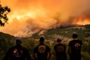 megaincendio-en-california-desafia-a-los-bomberos-y-amenaza-a-miles-de-personas