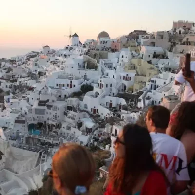 santorini,-la-‘isla-instagram’-de-grecia,-al-limite-de-la-saturacion-turistica